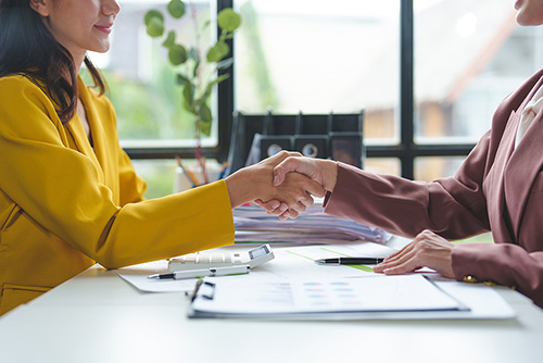 Handschlag zwischen zwei Geschäftspartnern