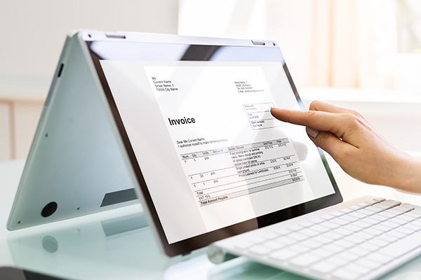 Rechnung auf einem Laptopdisplay